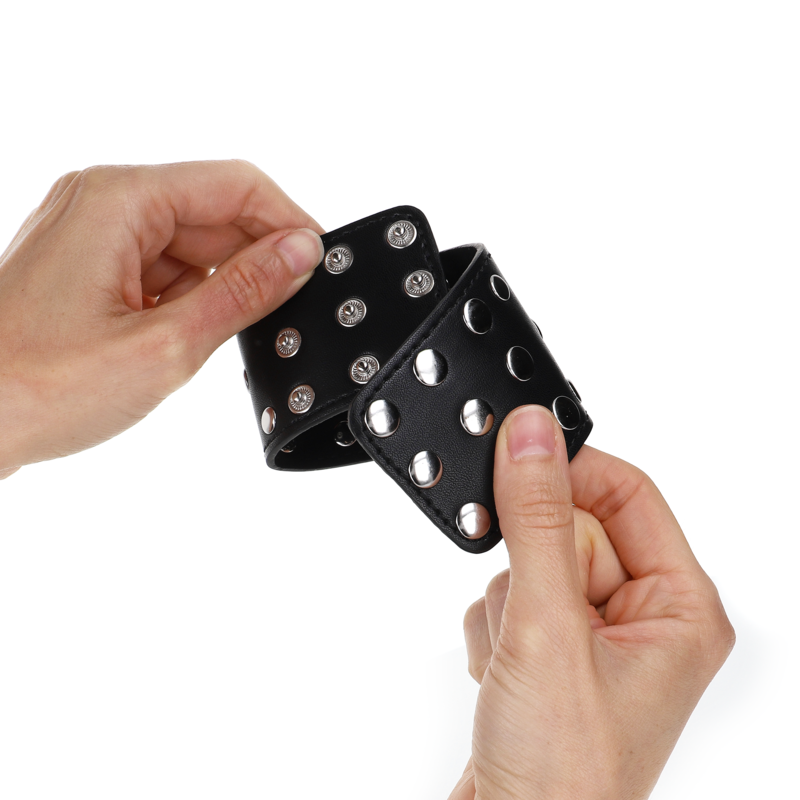 KINK - BLACK ADJUSTABLE SNAP FASTEN WRIST RESTRAINTS FULL OF RIVETS 19-24CM X 5.5CM