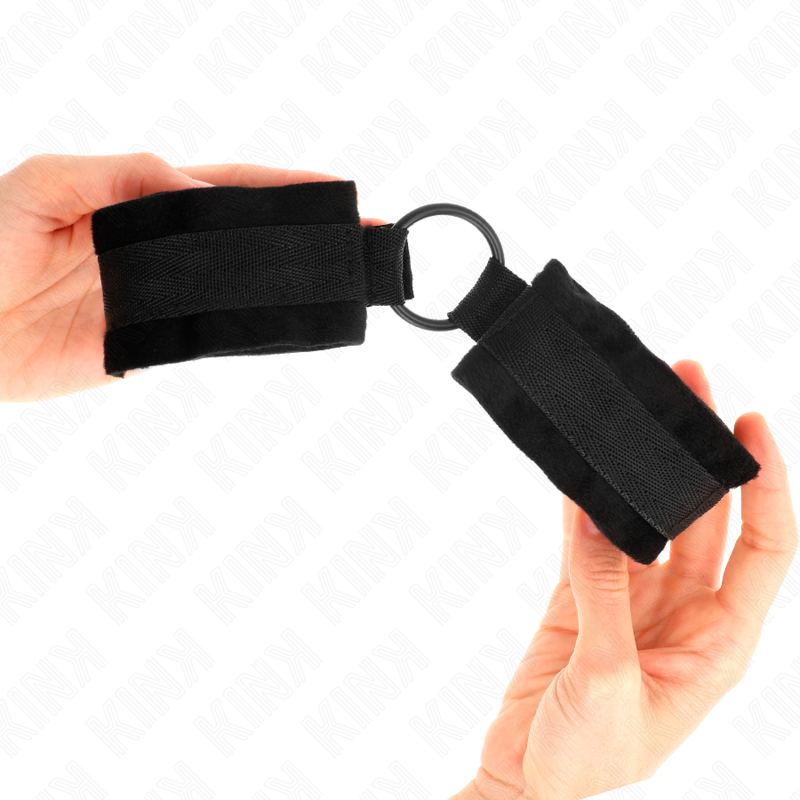 KINK - BEGINNER SKIN HANDCUFFS 25 CM WITH 4 CM O-RING BLACK ADJUSTABLE 15-25 CM