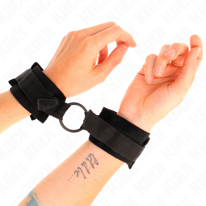 KINK - BEGINNER SKIN HANDCUFFS 25 CM WITH 4 CM O-RING BLACK ADJUSTABLE 15-25 CM